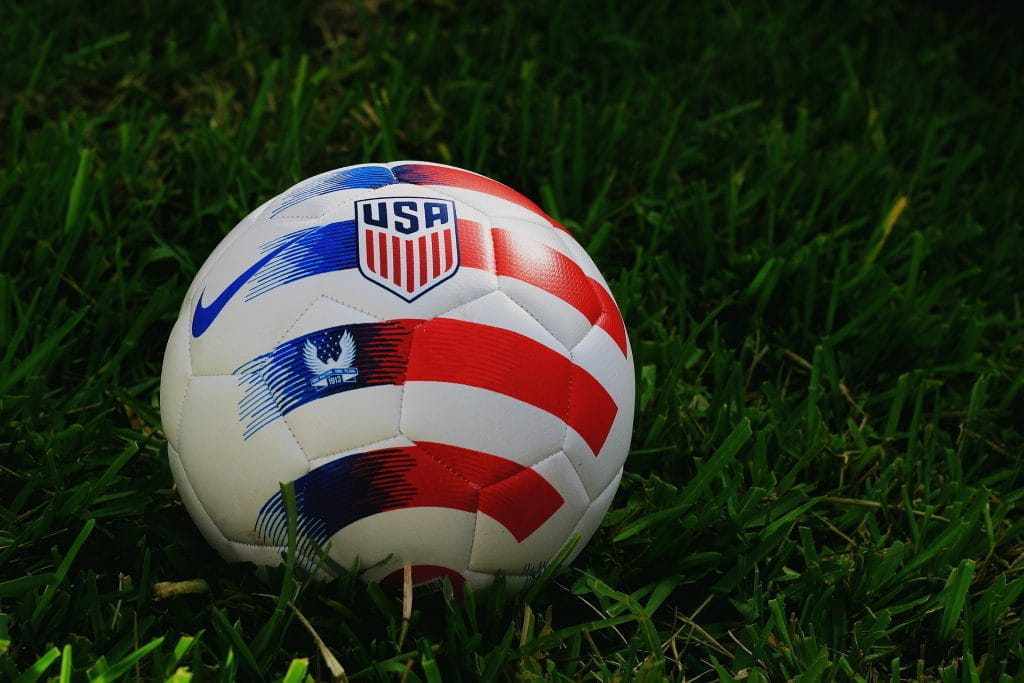 Fußball mit den Farben und dem Wappen der Vereinigten Staaten.