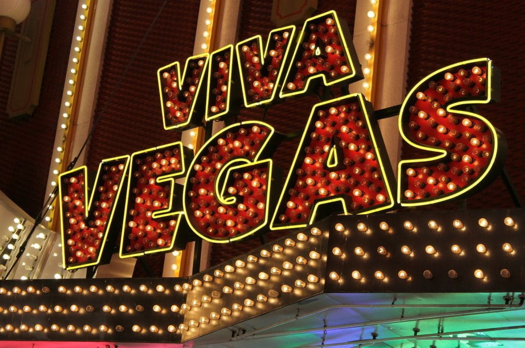 Leuchtender Schriftzug mit Viva Vegas.