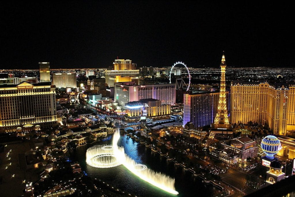 Leuchtendes Stadtbild von Las Vegas bei Nacht.