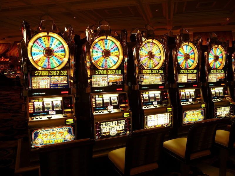 Klassische Spielautomaten in einem US-Casino.