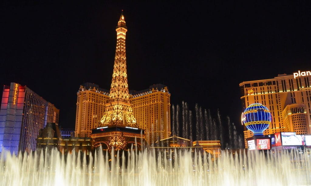 Casinos und Eiffelturm in Las Vegas.