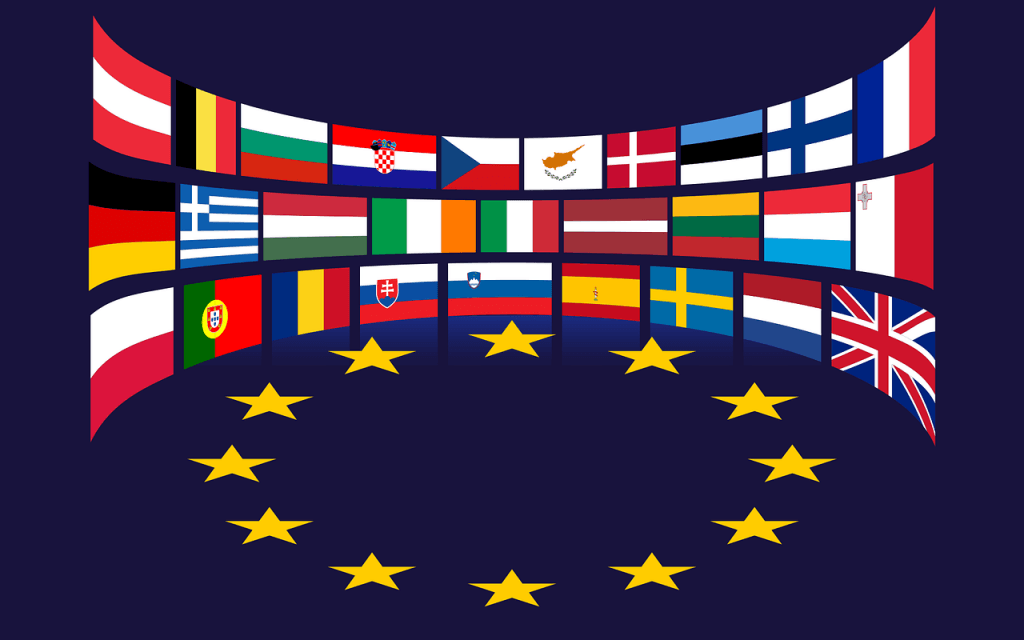 Die Sterne der EU-Flagge und dahinter die Fahnen der Mitgliedsstaaten.
