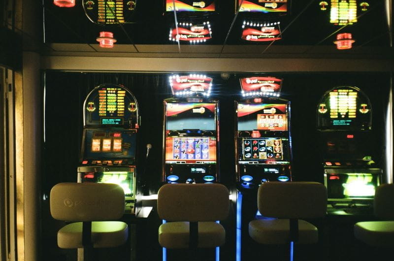 Mehrere Spielautomaten in einer Spielhalle.