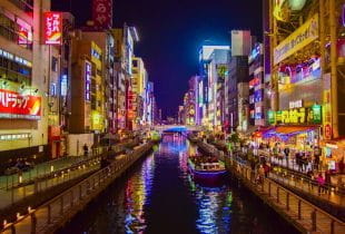 Die Stadt Osaka bei Nacht.