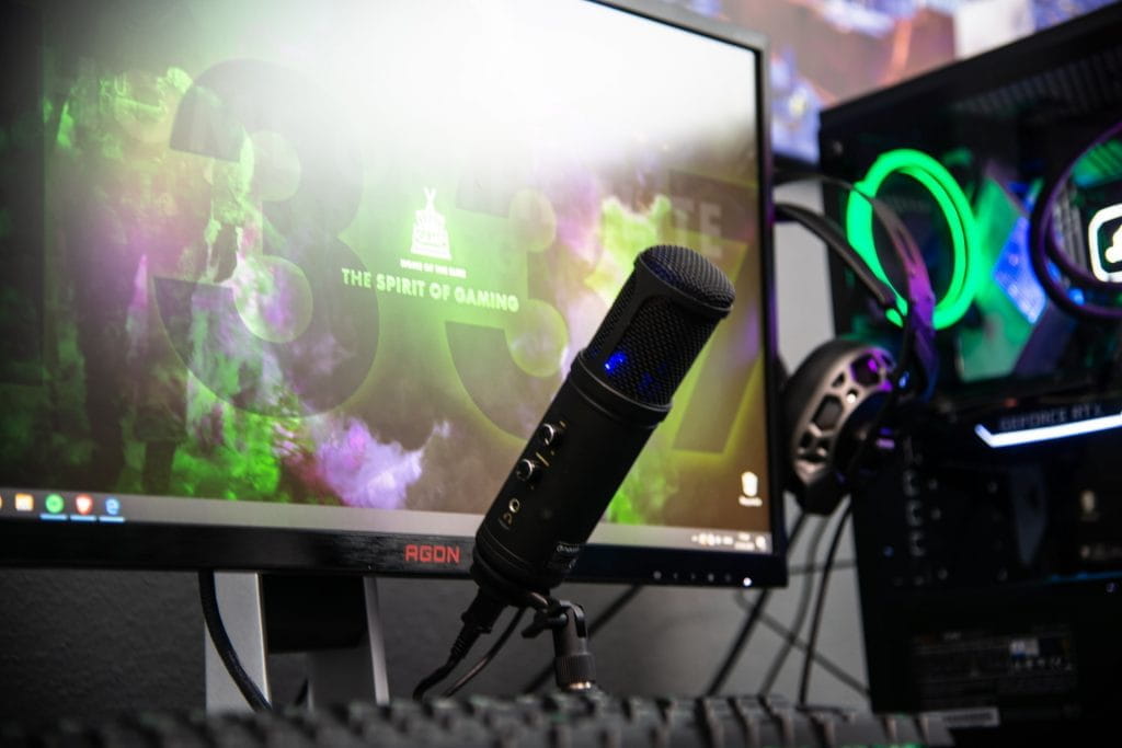 Ein Mikrofon, ein Bildschirm und ein PC zum Gaming.