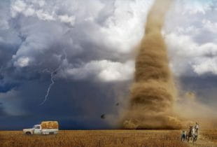Ein Tornado wütet auf offener Fläche.