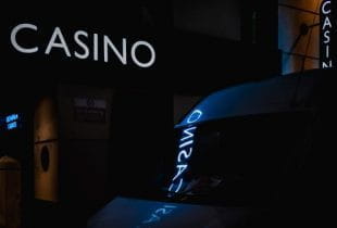 Leuchtender Casino-Schriftzug bei Nacht.