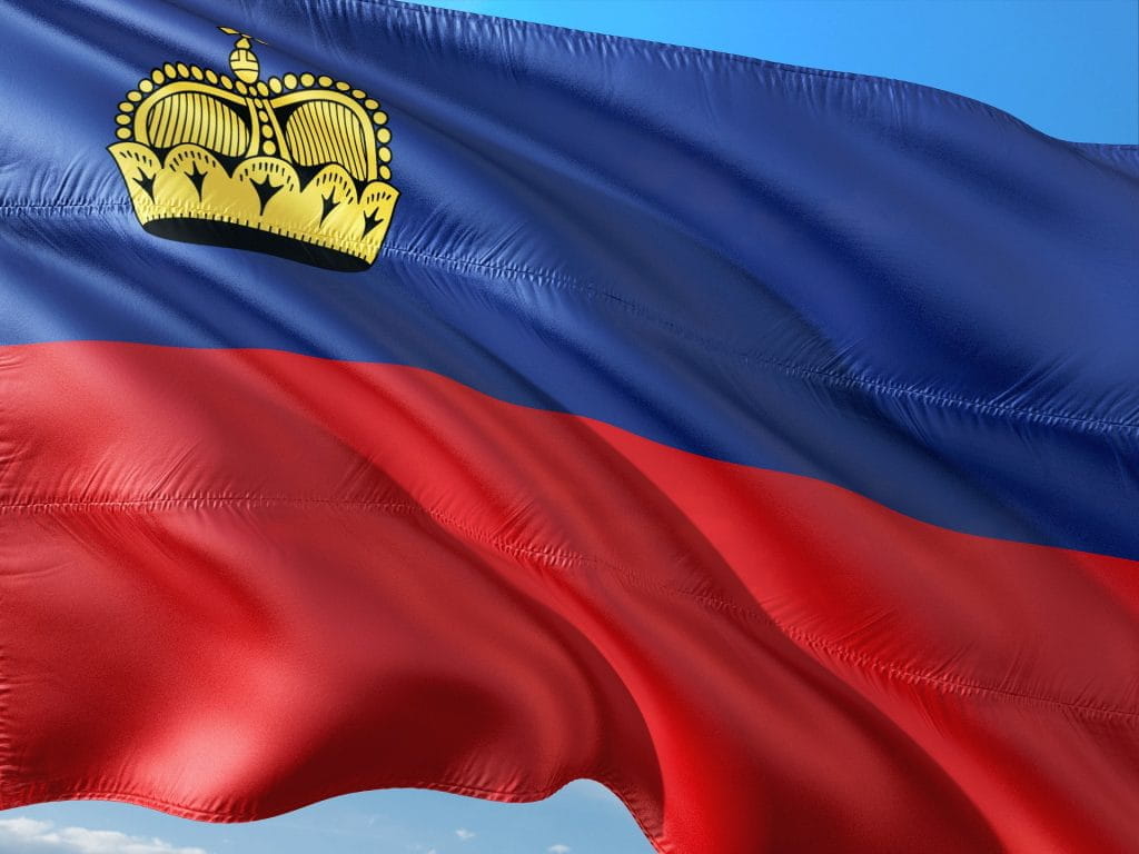 Eine wehende Flagge Liechtensteins.
