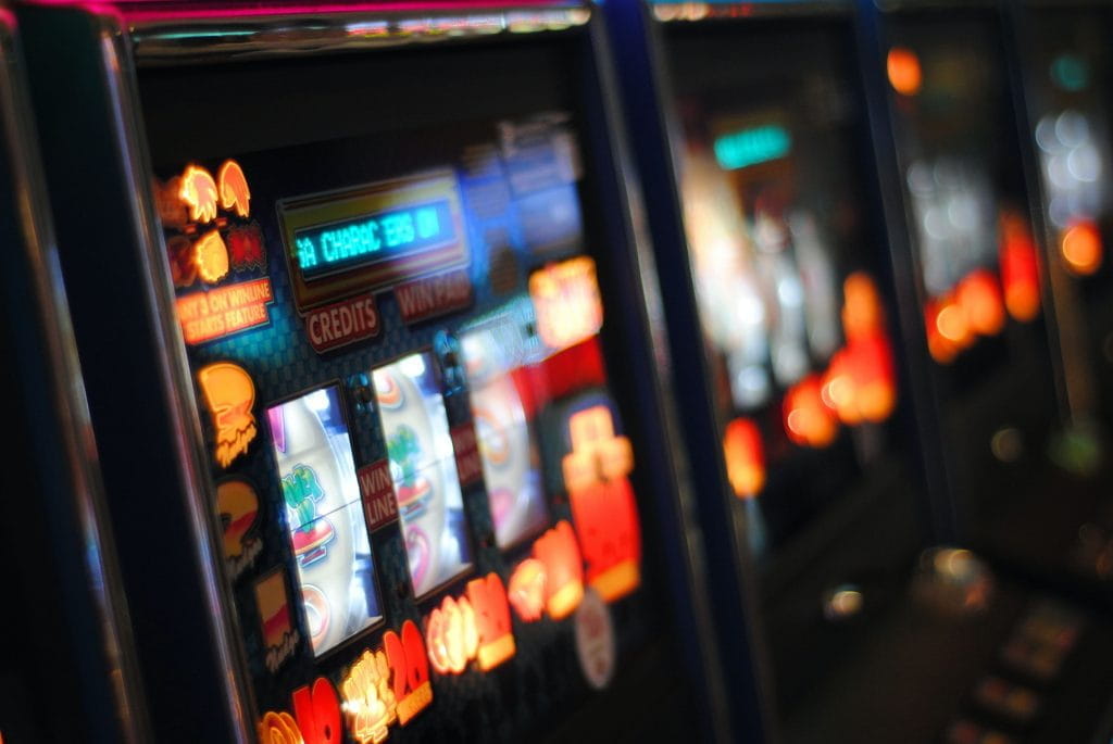 Mehrere Spielautomaten in einem Casino.