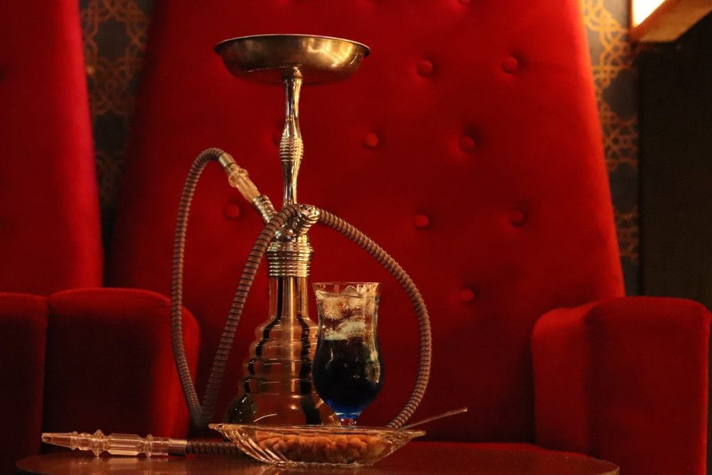 Shisha, Snacks und ein Getränk in einer Shisha-Bar.