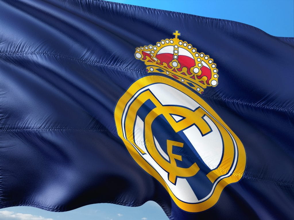 Eine wehende Flagge mit dem Real Madrid-Wappen.