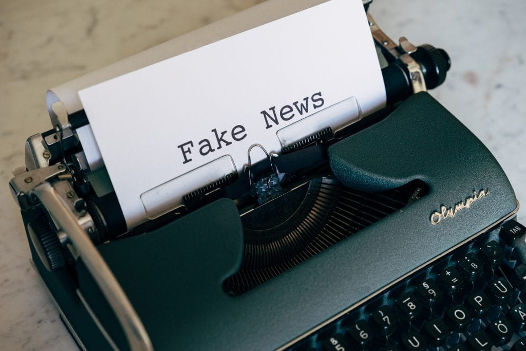 Eine Schreibmaschine mit einem beschrifteten Fake News-Blatt.