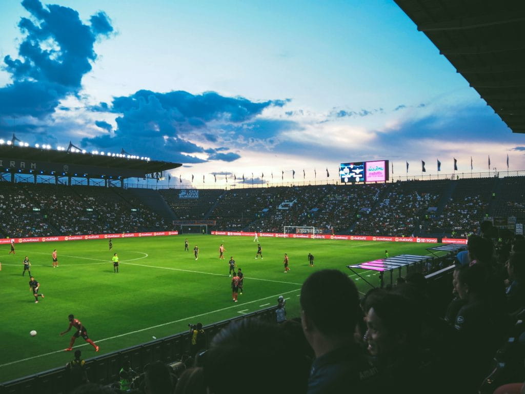 Ein Fußballspiel in einem Stadion.