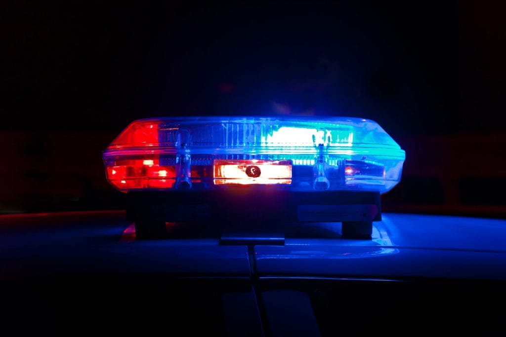 Ein angeschaltetes Blaulicht auf einem Polizeifahrzeug.