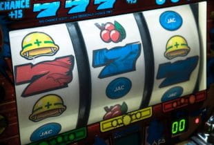 Ein Spielautomat in einer Spielhalle.