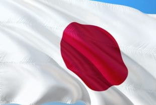 Eine im Wind wehende japanische Flagge.