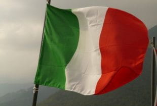 Die italienische Flagge weht im Wind.