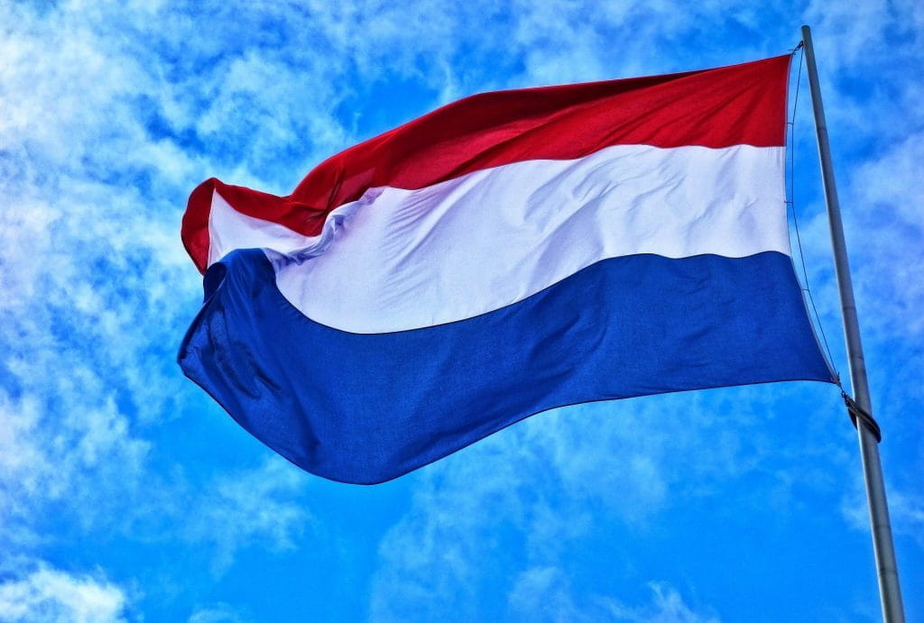 Die Flagge der Niederlande weht im Wind.