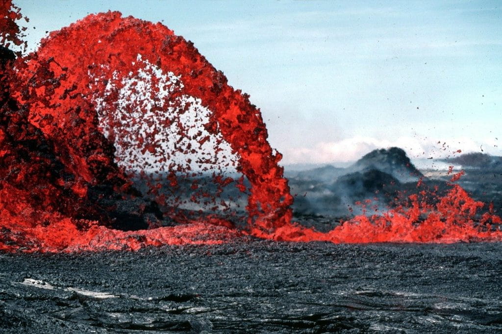 Lava menyembur keluar dari gunung berapi.