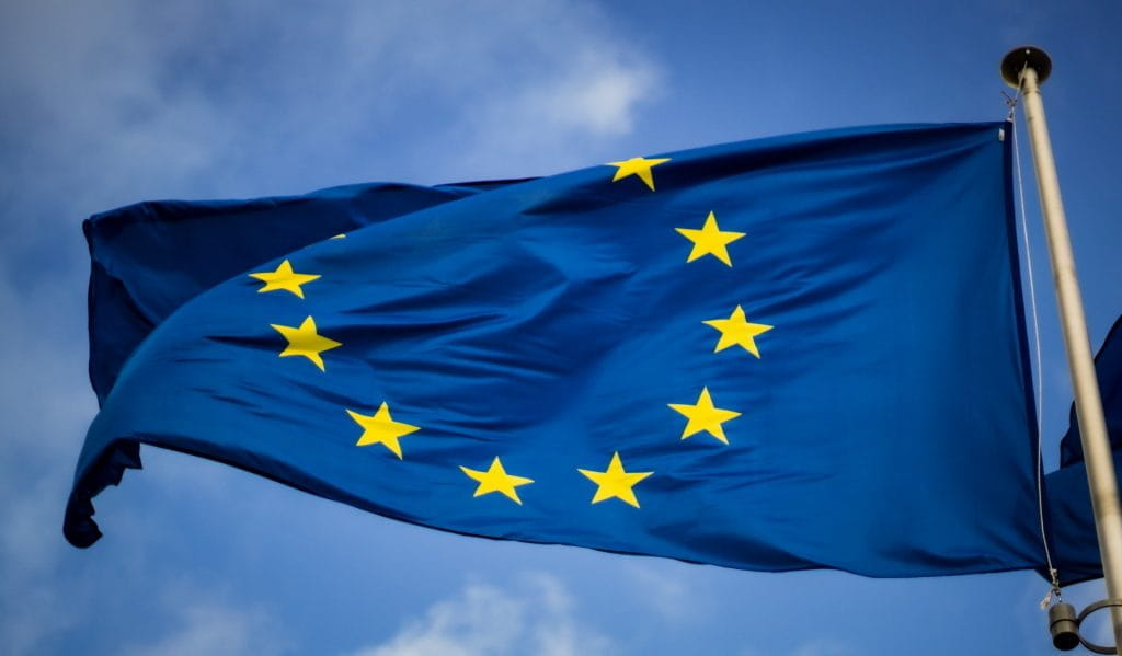 Die Europaflagge an einem Mast weht im Wind.