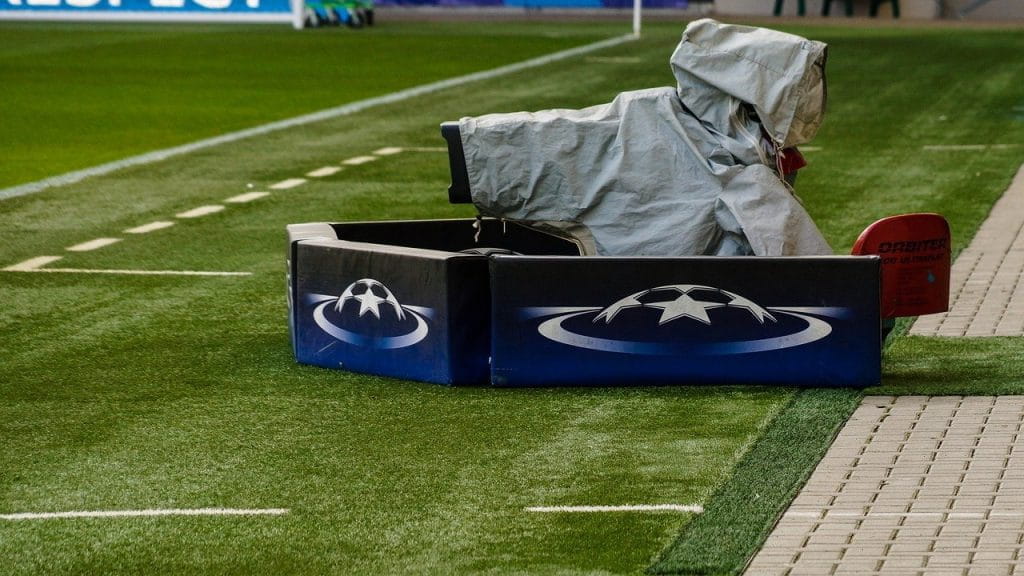 Eine Kamera am Spielfeldrand einer Partie der UEFA Champions League.