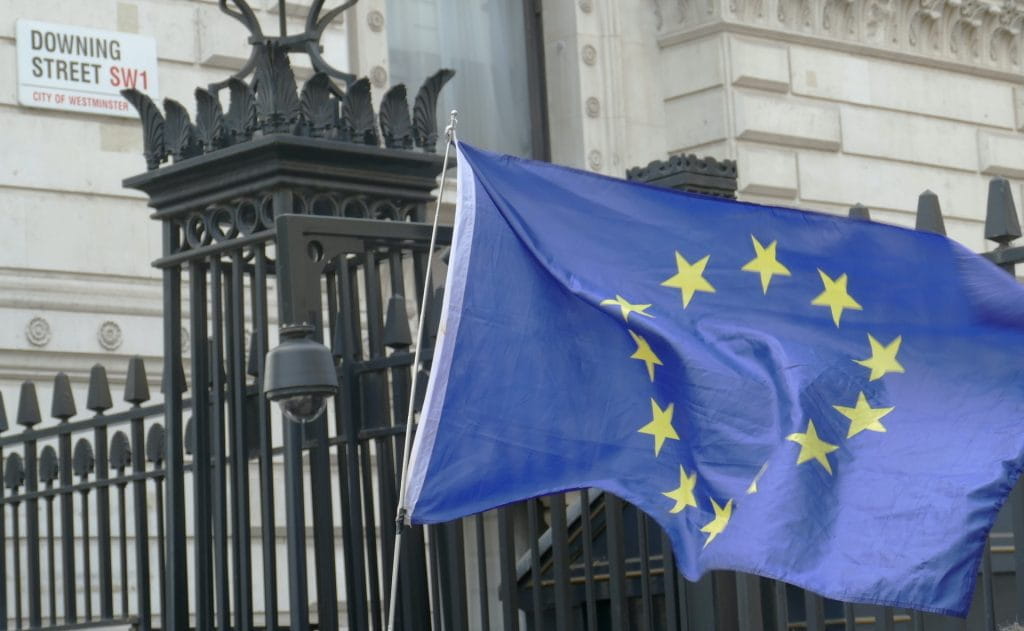 Die EU-Flagge an der Downing Street in London.