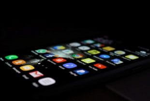 Der Startbildschirm eines Smartphones mit Apps.