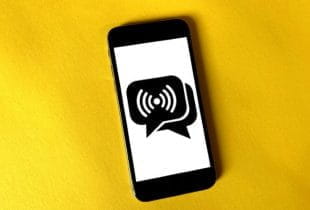 Ein Smartphone mit einem Messenger-Ikon.
