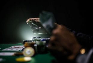 Eine geheime Pokerrunde im Dunkeln.