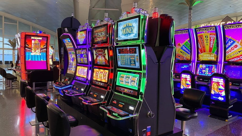 Verschiedene Spielautomaten an einem Flughafen.