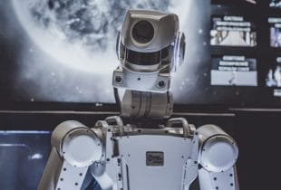 Ein autonomer Roboter in einer kryptischen Umgebung.