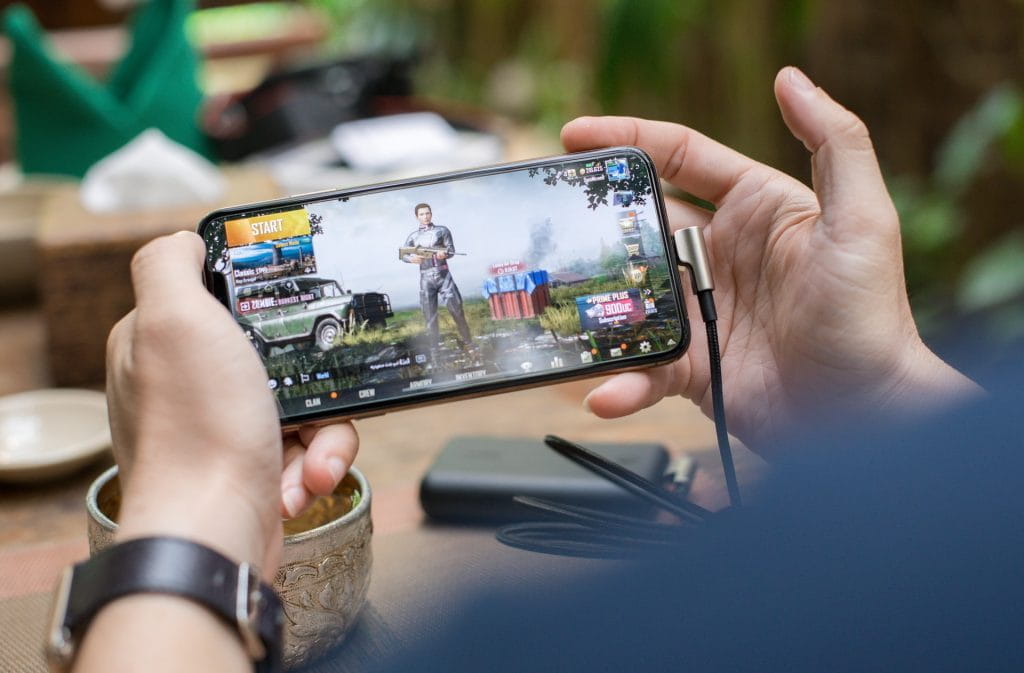 Eine Person zockt ein Mobile-Game auf einem Smartphone.
