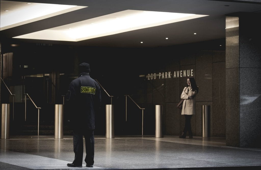 Security-Personal im öffentlichen Raum.
