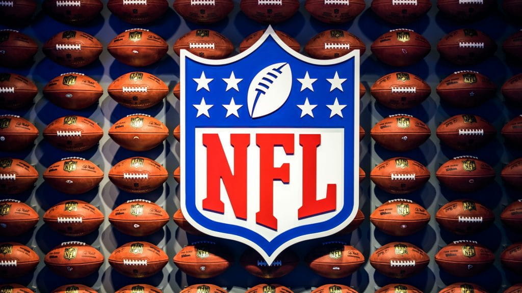 Eine Football-Wand mit dem NFL-Logo im Vordergrund.