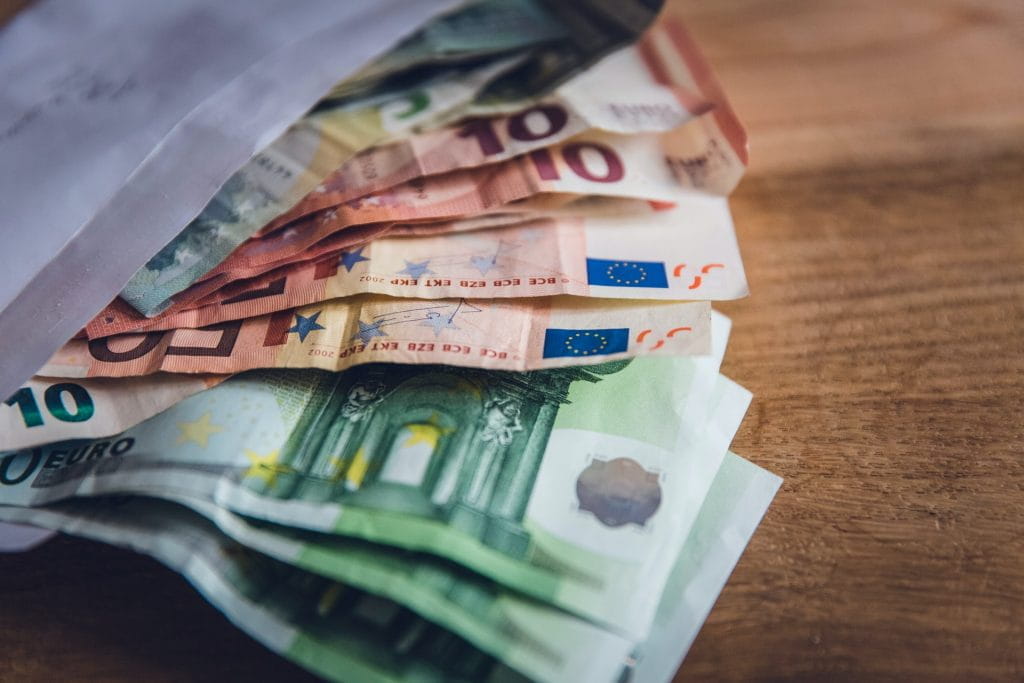 Ein Umschlag voller Geld.