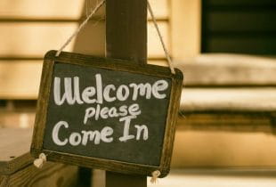 Ein Schild mit der Aufschrift Welcome Please Come In.