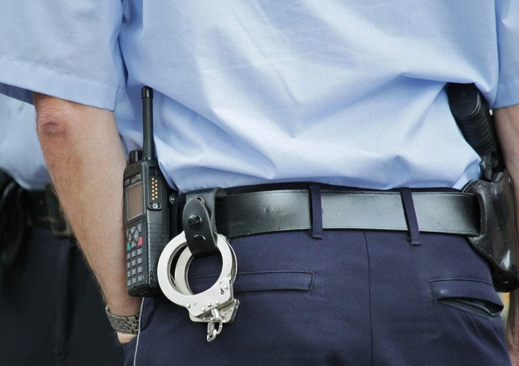 Ein Polizeibeamter in Uniform.