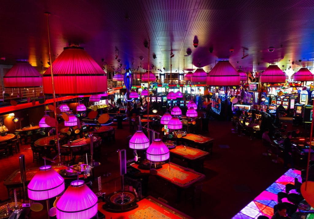 Ein Innenraum eines Casinos.
