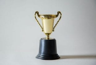 Ein Goldener Pokal vor neutralem Hintergrund.