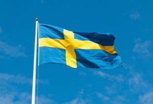 Die schwedische Nationalflagge an einem Fahnenmast.