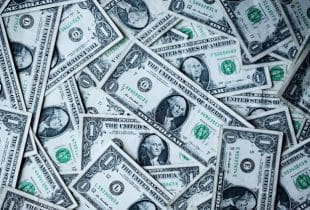 Einzelne US-Dollarscheine.