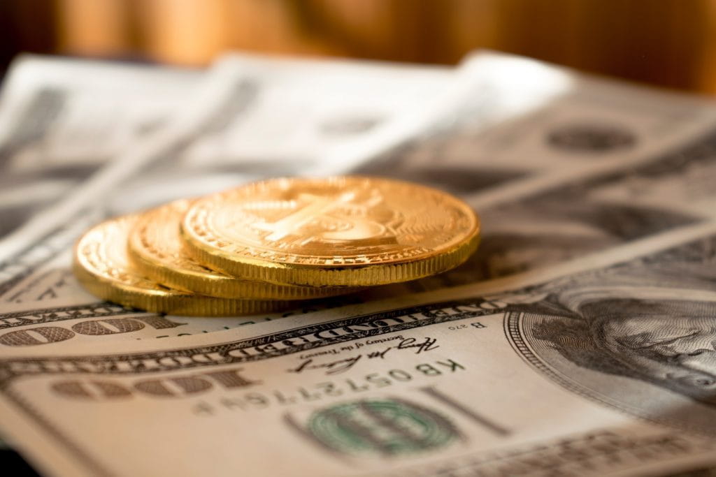 US-Dollar in Scheinen und Münzen.