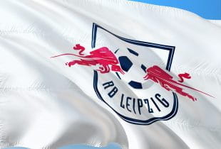 Das RB Leipzig-Wappen auf einer weißen Flagge.