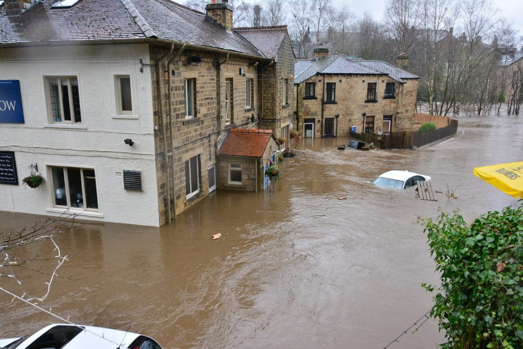 Ein Hochwasser in bewohntem Gebiet.