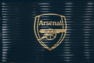 Das Logo des FC Arsenal London auf schwarzem Hintergrund.