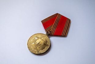 Eine goldene Medaille.