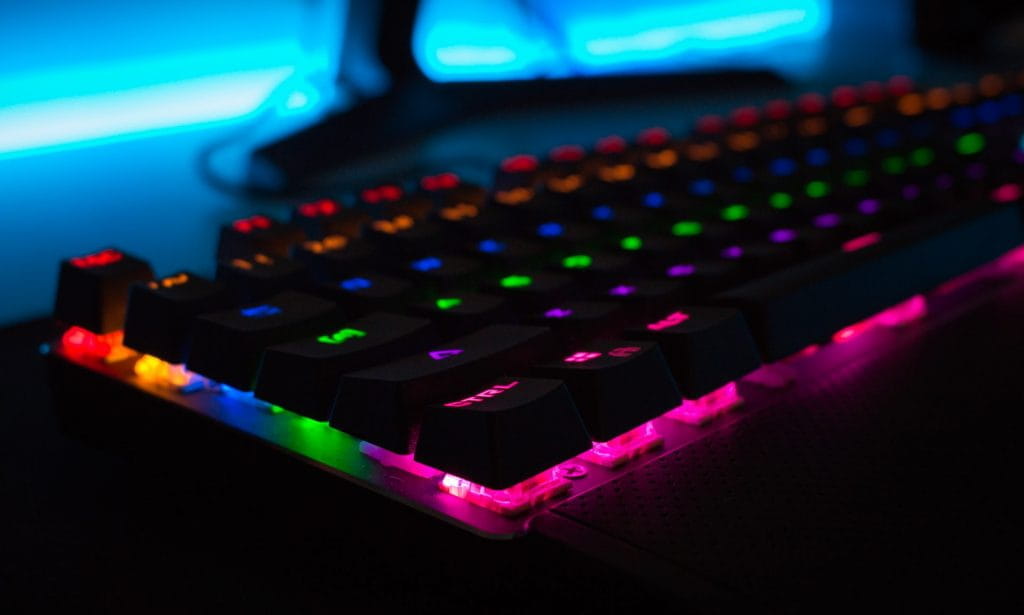 Eine leuchtende Gaming-Tastatur.