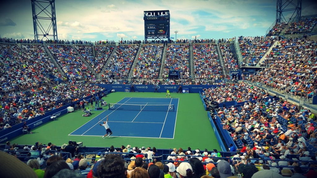 Eine ausverkaufte Arena während eines Tennisspiels.