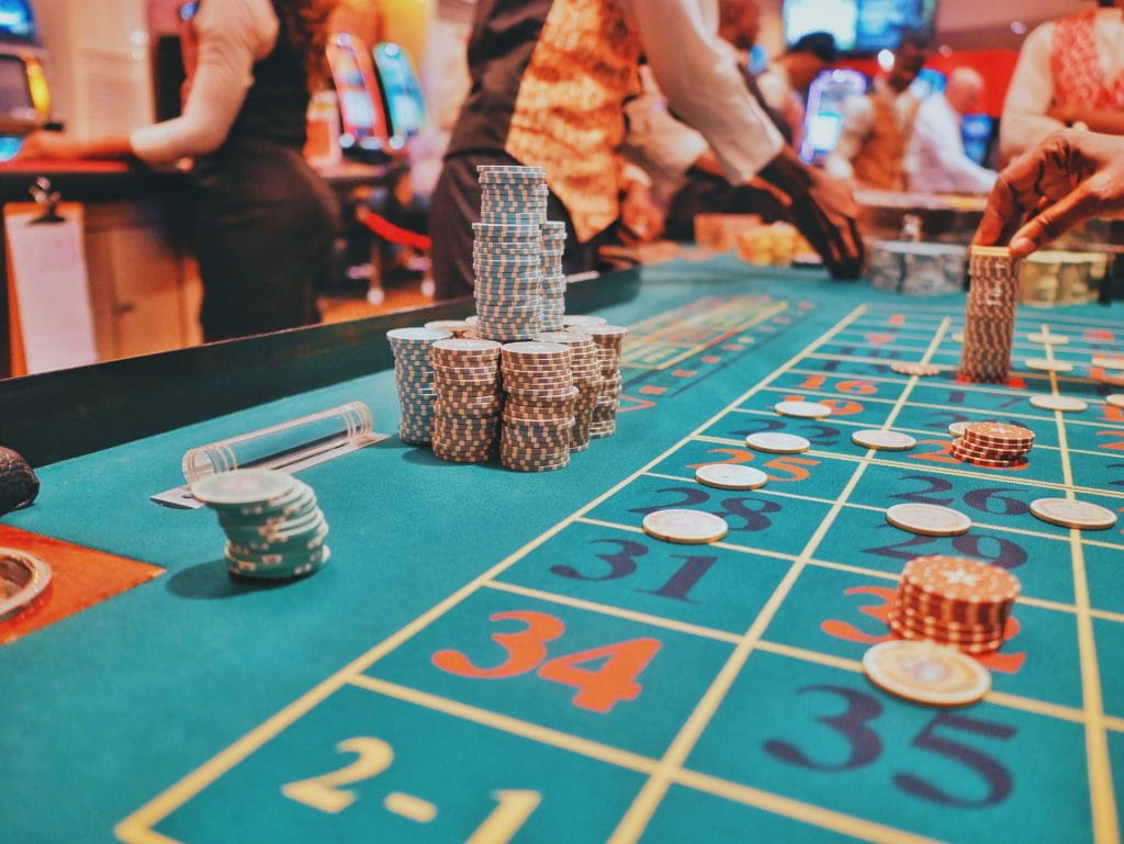 Ein Spieltisch in einem landesbasierten Casino.