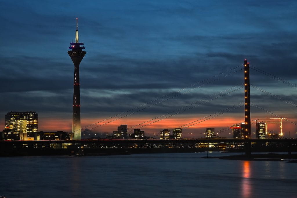 Die Rheinbrücke in Düsseldorf in der Abenddämmerung.